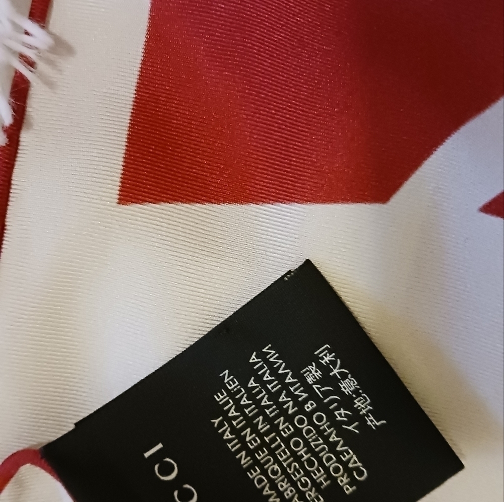Gucci geometric silk logo scarf - Picture 2 of 8